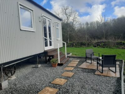 Min yr Afon Shepherds huts